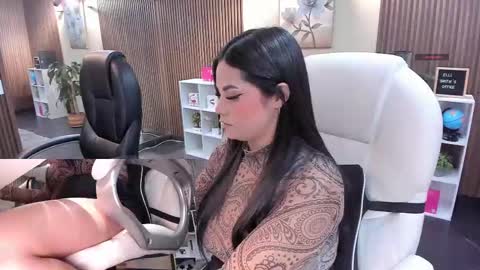 Snapshot of naugthyelli chatting on 10/28/25, 07:27 online show from 10/28/25, 07:27