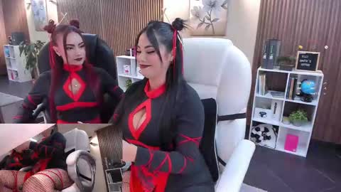 Snapshot of naugthyelli chatting on 10/31/25, 10:11 online show from 10/31/25, 10:11