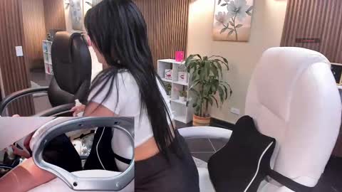 Snapshot of naugthyelli chatting on 11/03/25, 07:04 online show from 11/03/25, 07:04