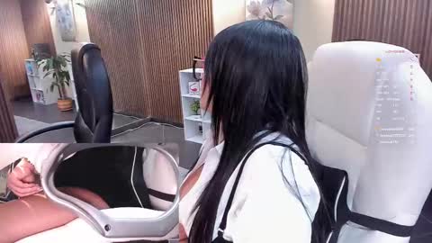 Snapshot of naugthyelli chatting on 11/08/25, 09:09 online show from 11/08/25, 09:09