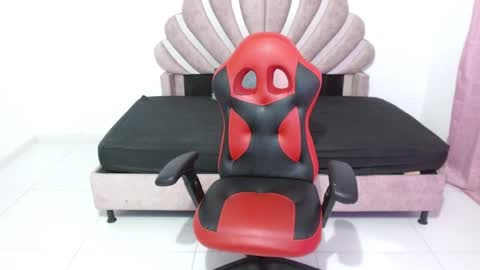 naya_fox1 online show from 12/23/25, 01:03