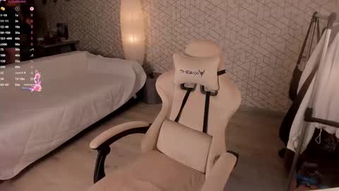 NayaValen online show from 12/16/25, 03:55