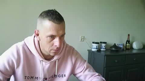 Snapshot of nederland77 chatting on 12/23/24, 08:33 nederland77 online show from 12/23/24, 08:33