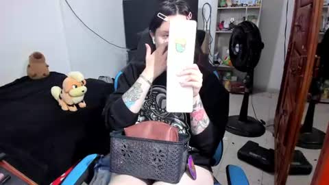 Snapshot of neeko_lol_ chatting on 06/14/26, 11:23 Geek Nicole im Neeko UwU online show from 06/14/26, 11:23