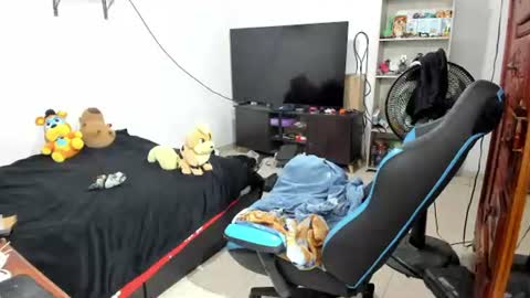 Snapshot of neeko_lol_ chatting on 06/18/26, 11:47 Geek Nicole im Neeko UwU online show from 06/18/26, 11:47