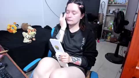 Snapshot of neeko_lol_ chatting on 07/05/26, 10:44 Geek Nicole im Neeko UwU online show from 07/05/26, 10:44