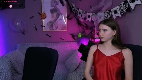 Snapshot of nekky_mouse chatting on 10/23/25, 12:10 Meow online show from 10/23/25, 12:10