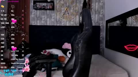 Snapshot of nekomisaki chatting on 03/10/25, 11:21 Miah online show from 03/10/25, 11:21