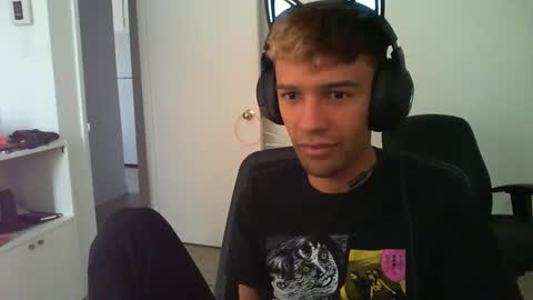 Snapshot of nekotano chatting on 09/18/25, 05:04 Buck online show from 09/18/25, 05:04