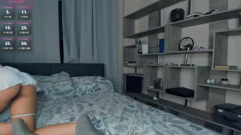 Vicky and Beatrice online show from 11/17/25, 07:08