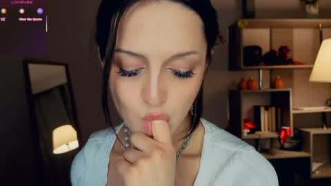 Vicky and Beatrice online show from 04/02/26, 07:33