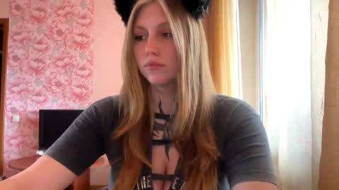 Snapshot of neomimaddern chatting on 04/10/26, 06:18 neomimaddern online show from 04/10/26, 06:18