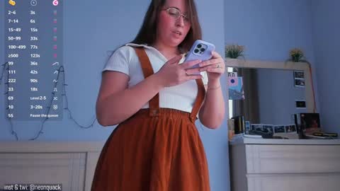 Snapshot of neonquack chatting on 12/09/24, 11:58 Riley online show from 12/09/24, 11:58