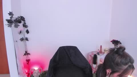 Snapshot of nesuko_evil chatting on 10/04/25, 07:01 Marie online show from 10/04/25, 07:01