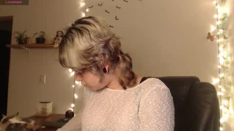 Snapshot of neurotic_witch chatting on 10/02/25, 05:47 Mar online show from 10/02/25, 05:47