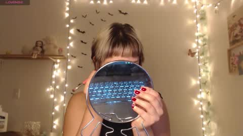 Snapshot of neurotic_witch chatting on 10/06/25, 03:15 Mar online show from 10/06/25, 03:15