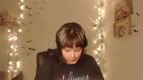 Snapshot of neurotic_witch chatting on 10/26/25, 07:36 Mar online show from 10/26/25, 07:36