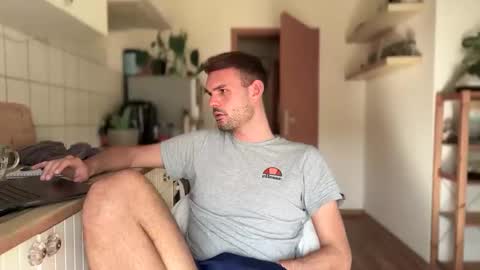 Snapshot of newbief chatting on 03/08/25, 12:30 Finnr online show from 03/08/25, 12:30