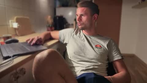 Snapshot of newbief chatting on 03/08/25, 08:35 Finnr online show from 03/08/25, 08:35