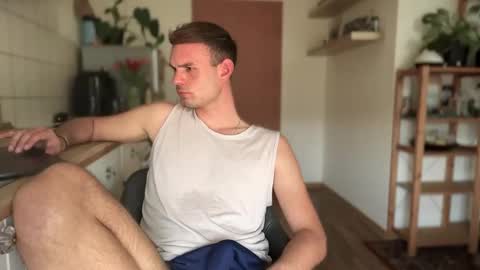 Snapshot of newbief chatting on 03/10/25, 01:54 Finnr online show from 03/10/25, 01:54