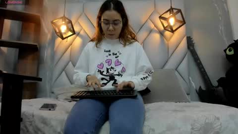 Snapshot of nezukokamado1_ chatting on 02/17/25, 07:53 Milena online show from 02/17/25, 07:53