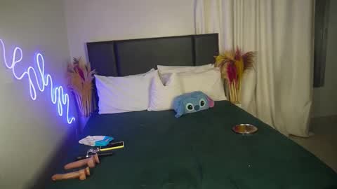 Snapshot of nia_bell chatting on 09/25/25, 09:46 kikiNiaAria online show from 09/25/25, 09:46