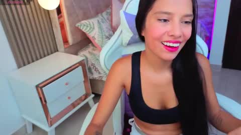 Snapshot of nia_maiden chatting on 11/05/25, 12:05 Nia online show from 11/05/25, 12:05