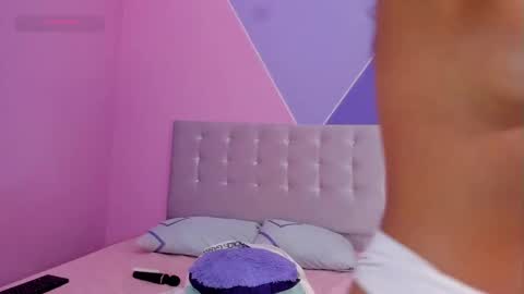 Snapshot of niabianco chatting on 02/15/25, 10:21 N I A online show from 02/15/25, 10:21