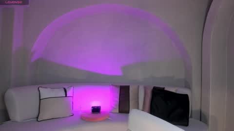 Snapshot of niaholland chatting on 10/24/25, 07:54 SQUIRTER DOLL online show from 10/24/25, 07:54