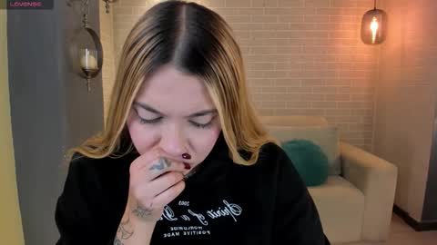 Snapshot of niaholland chatting on 10/26/25, 06:14 SQUIRTER DOLL online show from 10/26/25, 06:14