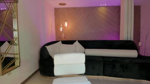 Snapshot of niaholland chatting on 10/31/25, 07:26 SQUIRTER DOLL online show from 10/31/25, 07:26