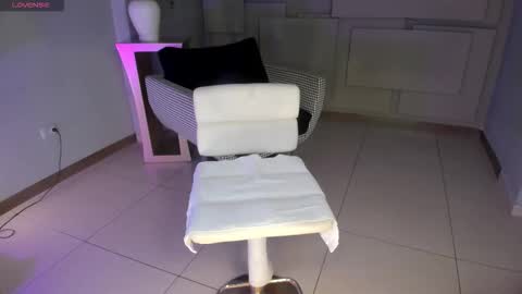 Snapshot of niaholland chatting on 12/13/25, 08:04 SQUIRTER DOLL online show from 12/13/25, 08:04