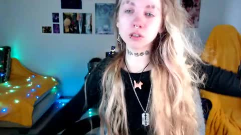 nica_kawaii online show from 04/15/26, 02:24