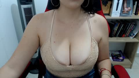 Snapshot of nice_saraa chatting on 01/12/25, 03:46 sara online show from 01/12/25, 03:46