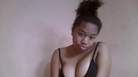 Snapshot of nicelly01 chatting on 06/22/26, 05:59 nicelly01 online show from 06/22/26, 05:59