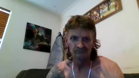 Snapshot of niceozziecockxxx chatting on 12/15/24, 07:02 Sexiishaine online show from 12/15/24, 07:02