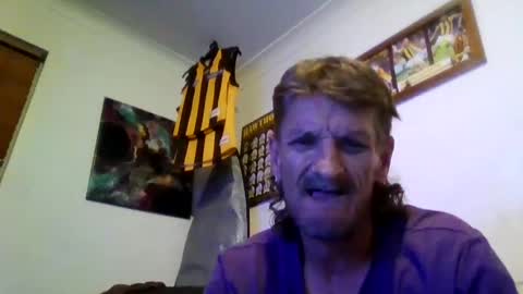 Snapshot of niceozziecockxxx chatting on 01/10/25, 08:04 Sexiishaine online show from 01/10/25, 08:04