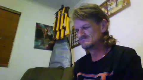 Snapshot of niceozziecockxxx chatting on 02/23/25, 04:24 Sexiishaine online show from 02/23/25, 04:24