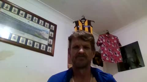 Snapshot of niceozziecockxxx chatting on 11/27/25, 05:20 Sexiishaine online show from 11/27/25, 05:20