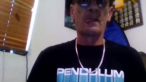 Snapshot of niceozziecockxxx chatting on 12/20/25, 02:18 Sexiishaine online show from 12/20/25, 02:18