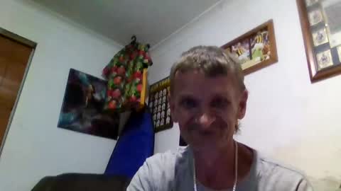 Snapshot of niceozziecockxxx chatting on 12/21/25, 03:41 Sexiishaine online show from 12/21/25, 03:41