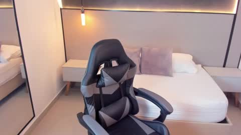 Snapshot of nicky_peyton chatting on 10/07/25, 02:20 Nicky online show from 10/07/25, 02:20