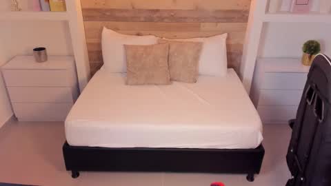 Snapshot of nicky_peyton chatting on 10/12/25, 02:43 Nicky online show from 10/12/25, 02:43