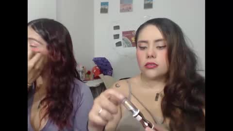 Snapshot of nickyandcam chatting on 11/21/25, 10:52 Nickyandcam online show from 11/21/25, 10:52