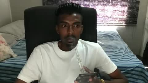 Snapshot of nickyle63 chatting on 11/23/25, 01:44 james online show from 11/23/25, 01:44