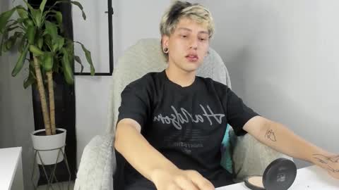 Nico  online show from 11/05/25, 04:34