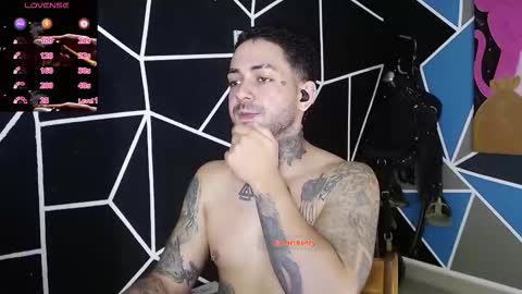 Snapshot of nicolas_torres99 chatting on 10/23/25, 04:01 nicolas online show from 10/23/25, 04:01