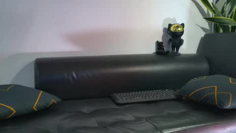 Snapshot of nicolas_veiny chatting on 11/18/25, 10:03 Nicolas online show from 11/18/25, 10:03