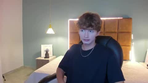 nicolasferrer18 online show from 11/04/25, 07:24