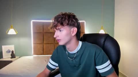 nicolasferrer18 online show from 11/22/25, 07:24